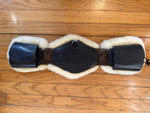 Load image into Gallery viewer, Preowned Correct Connect 20” Short Girth with sheepskin